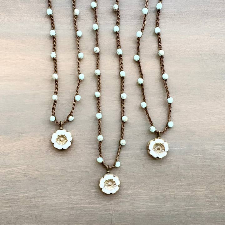 Cristal tchèque menthe dorée avec fleur en verre pressé ivoire doré pour la vente par Twist Style