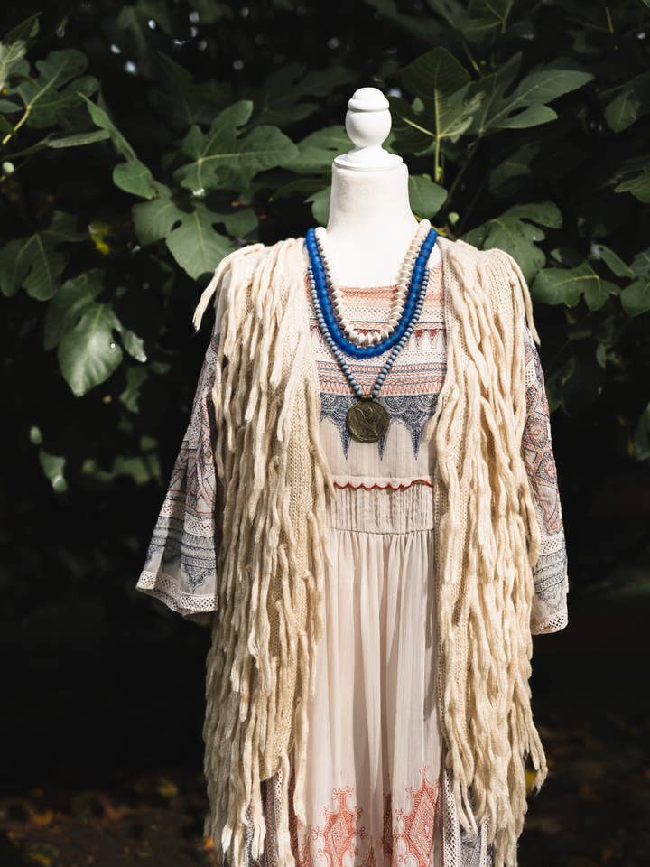 Strandhalsketten-Set aus kobaltblauem und jeansblauem Seeglas und Holz für den Großhandel von Twist Style