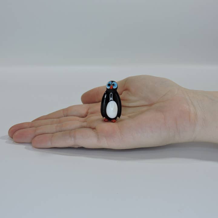 Mini pingouin en verre fait main pour la vente par Gift Gallery Glass