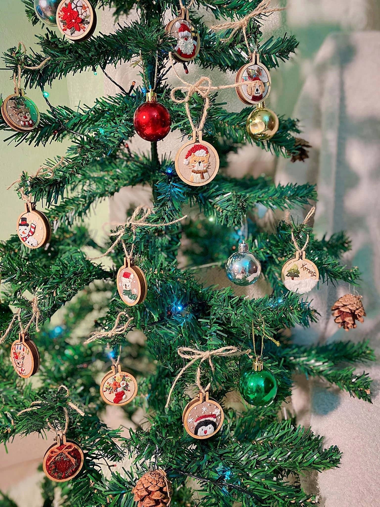 Quince Fables - Wholesale Ornament - Embroidered Christmas Ornaments With Wooden Frame 🪡10