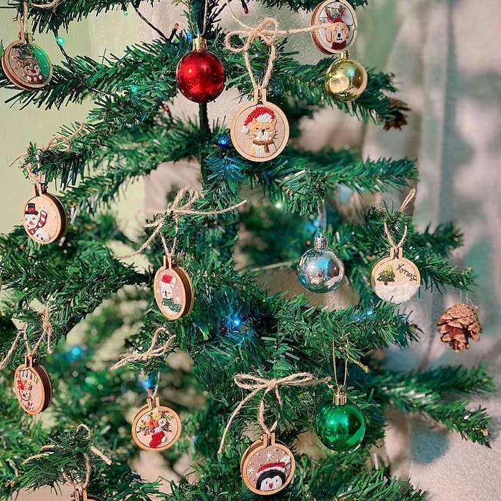 Quince Fables - Wholesale Ornament - Embroidered Christmas Ornaments With Wooden Frame 🪡10