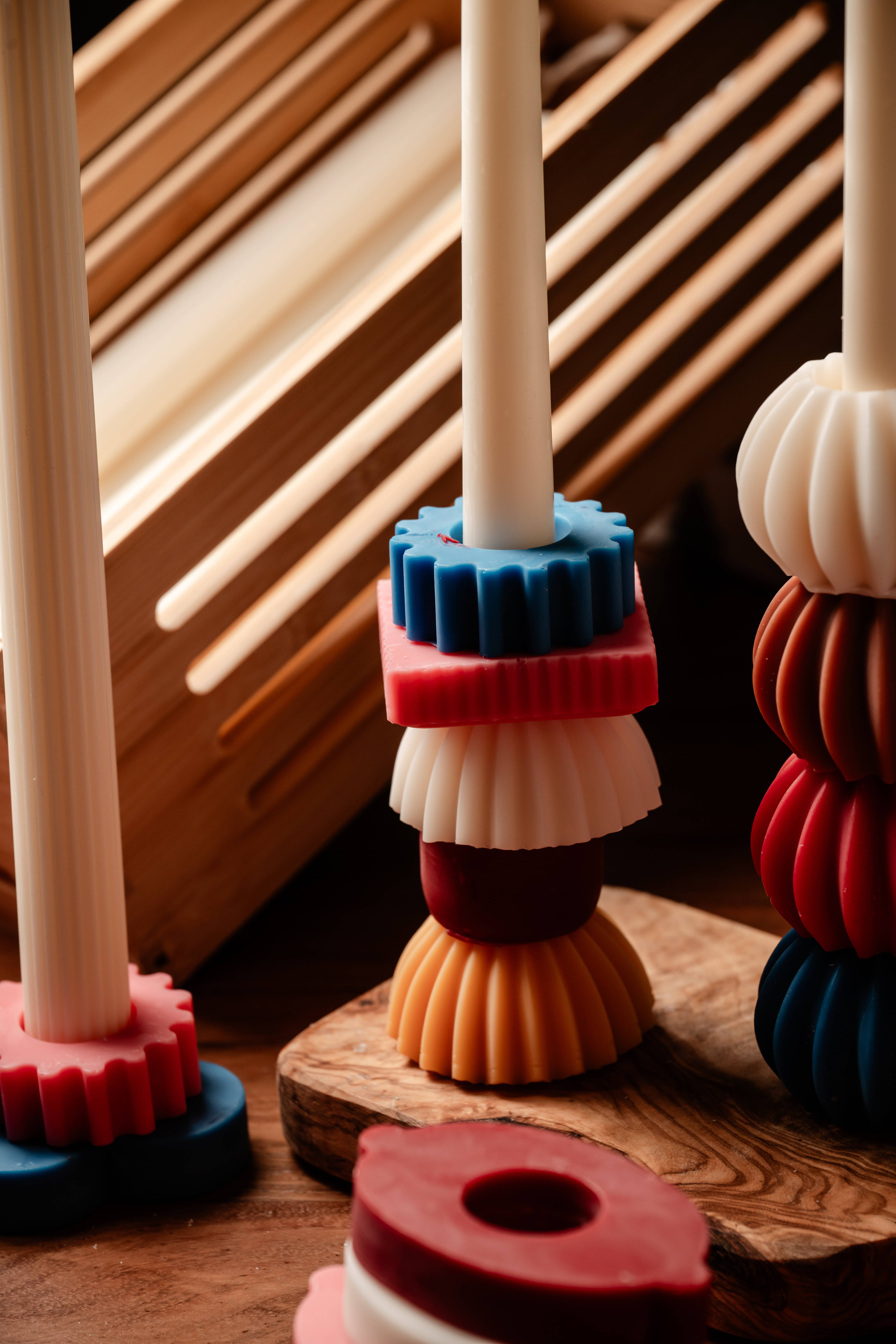 Allure CA - Vente Bougies/bougeoirs coniques - Set de bougies cônes colorées avec petits ornements décoratifs3