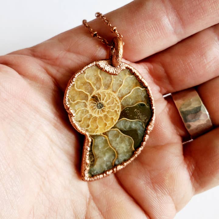MergingMetals - Vente Colliers à pendentif - Collier fossile ammonite3