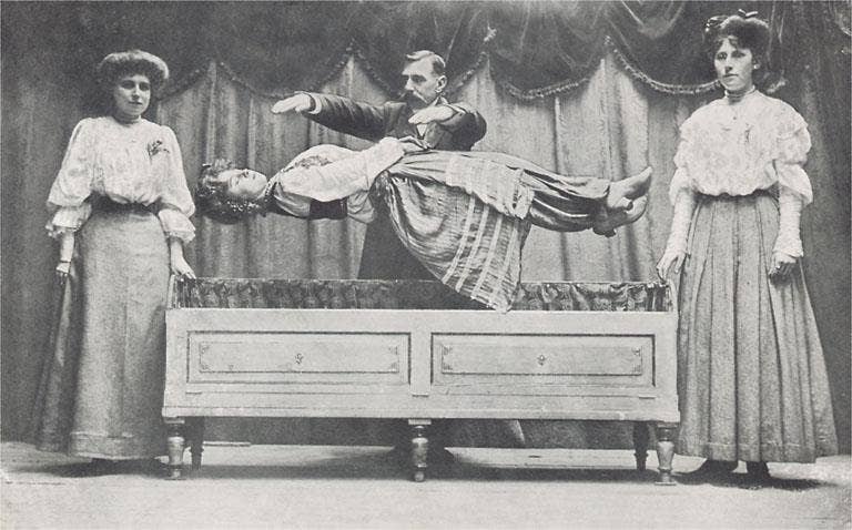 Found Image Press - Vente Cartes postales - Carte postale AP-498 Magicien faisant léviter une femme0