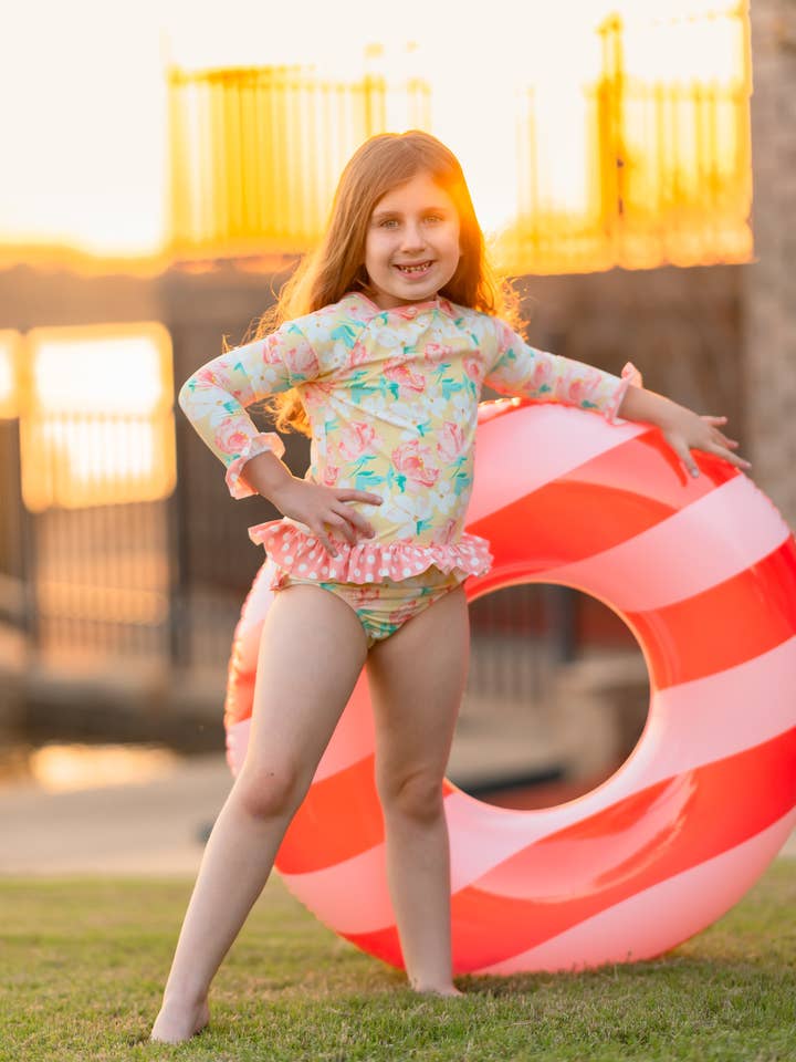 Conjunto de traje de baño con estampado floral amarillo Magnolia Rash Guard para venta al por mayor de Posh Pickle