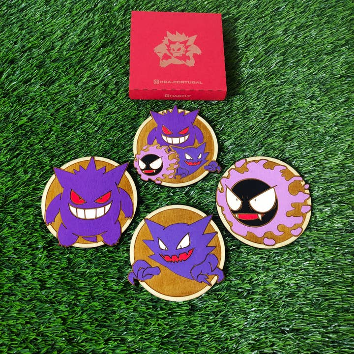 Uppsättning av 4 färgglada Pokémon träunderlägg, hemsk evolution för wholesale av Herbs&Belles