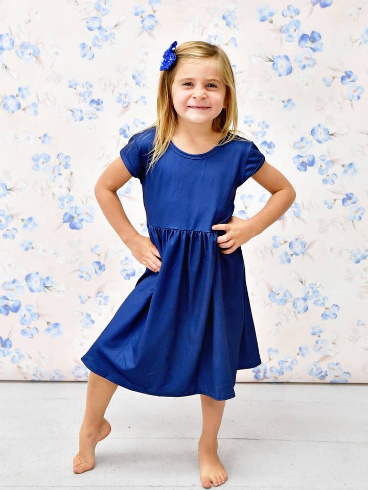 Abito in seta di latte blu reale a maniche corte con schiena incrociata. per la vendita all'ingrosso da parte di Great Lakes Kids Apparel