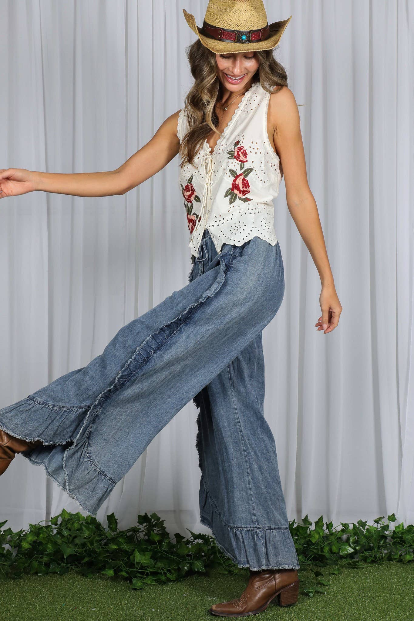 Vine & Love - Wholesale Jeans - Women's - Flared Ruffle Hem Washed Chambray Crop Denim Pants VP8304022
