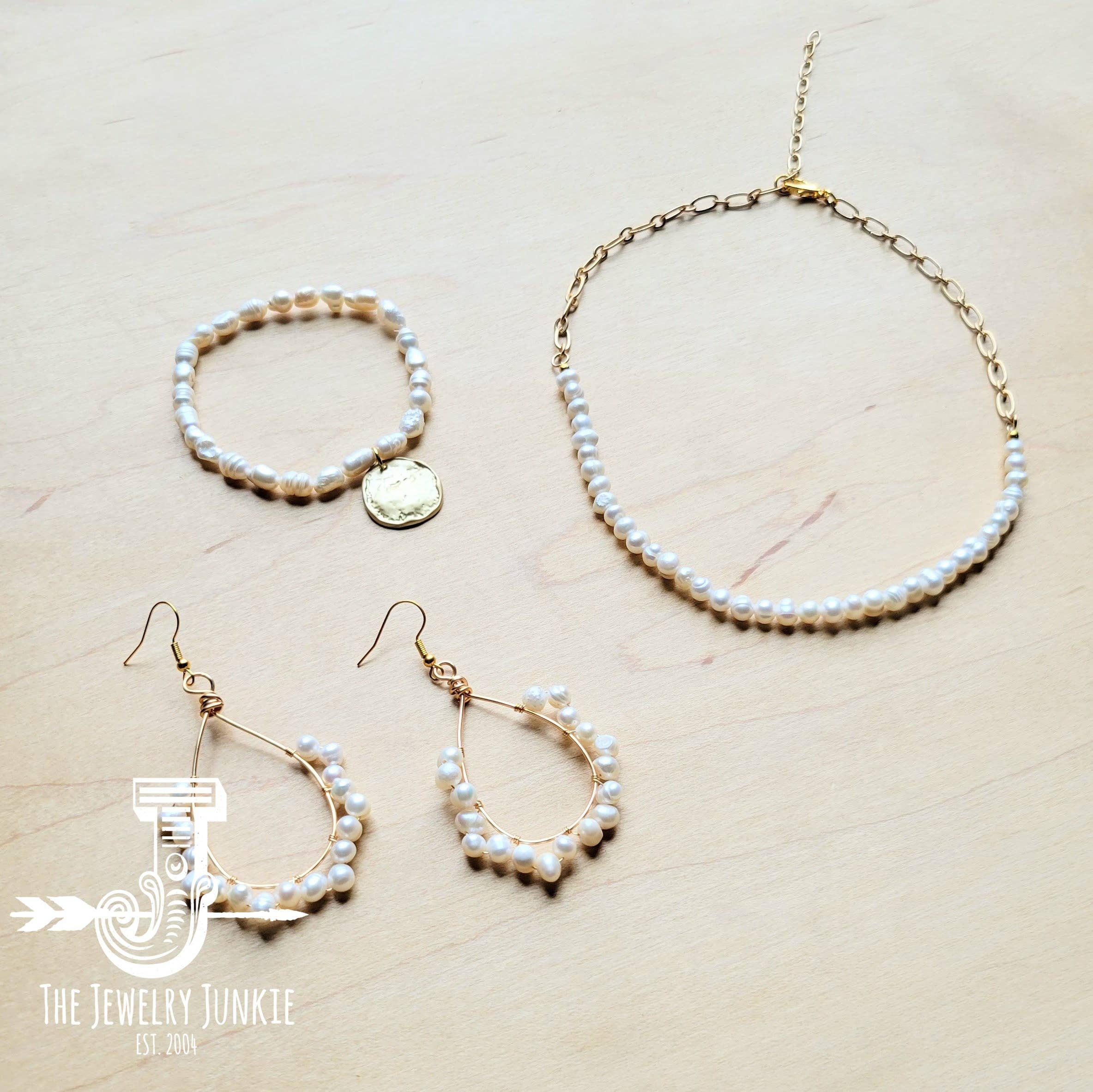 The Jewelry Junkie – Großhandel Perlenarmband – Süßwasserperlen-Armband mit matter Goldmünze 804m4