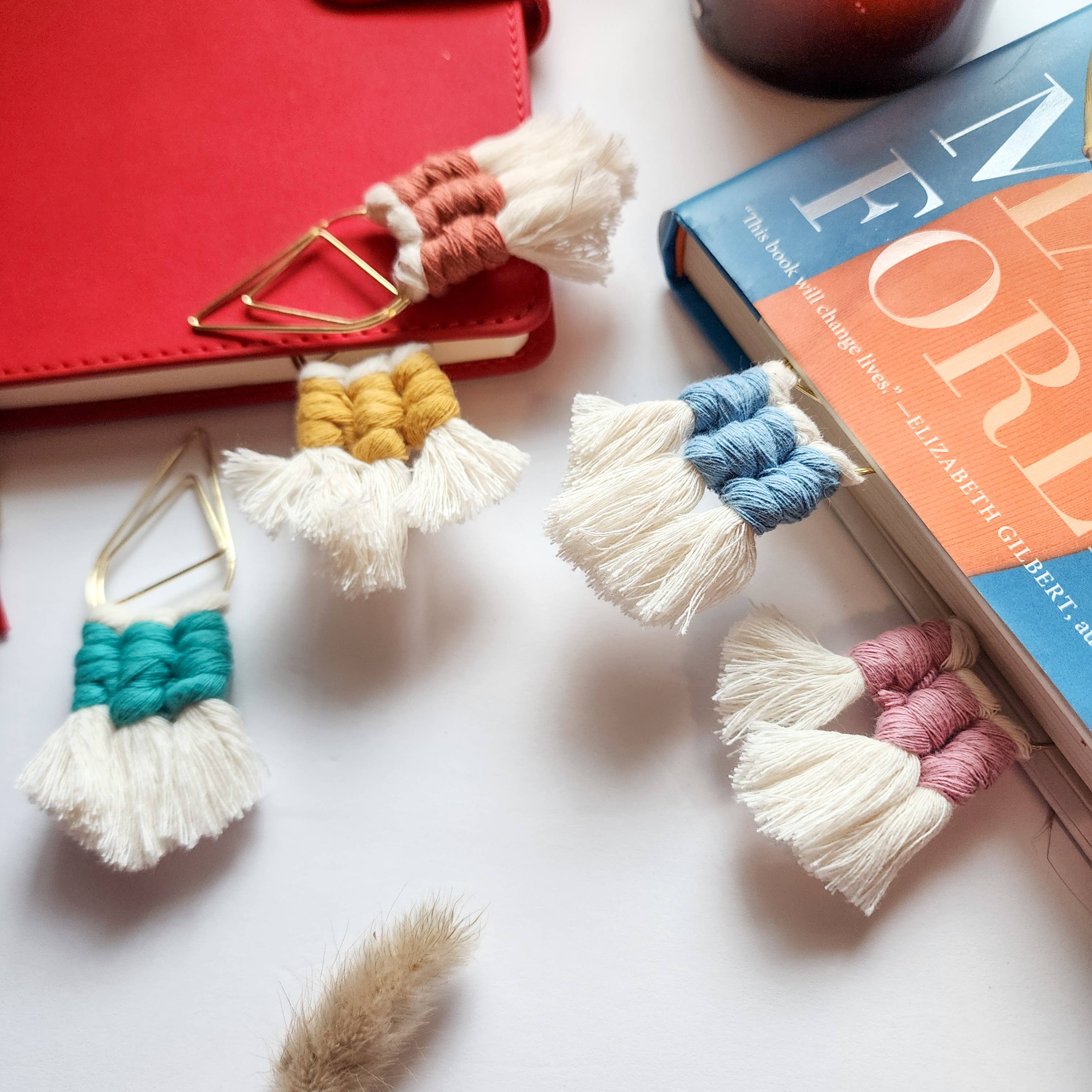 Handmade By Uruba – Engroshandel Bogmærke – Håndlavet bogmærke med kvaster | Feriegave til boghelskere3