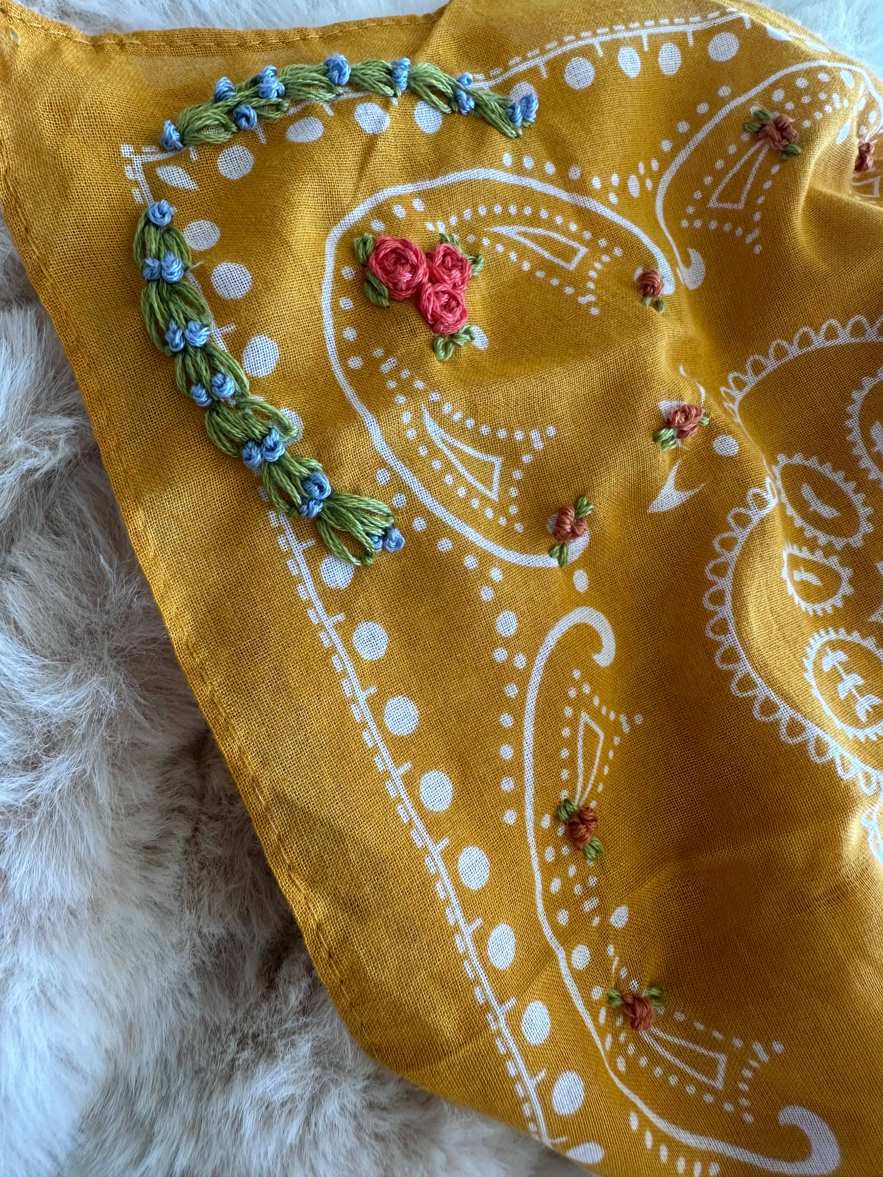 Little Lamb Designs – Engroshandel Bandana - Dame – Gul bandana med blomsterbroderi2