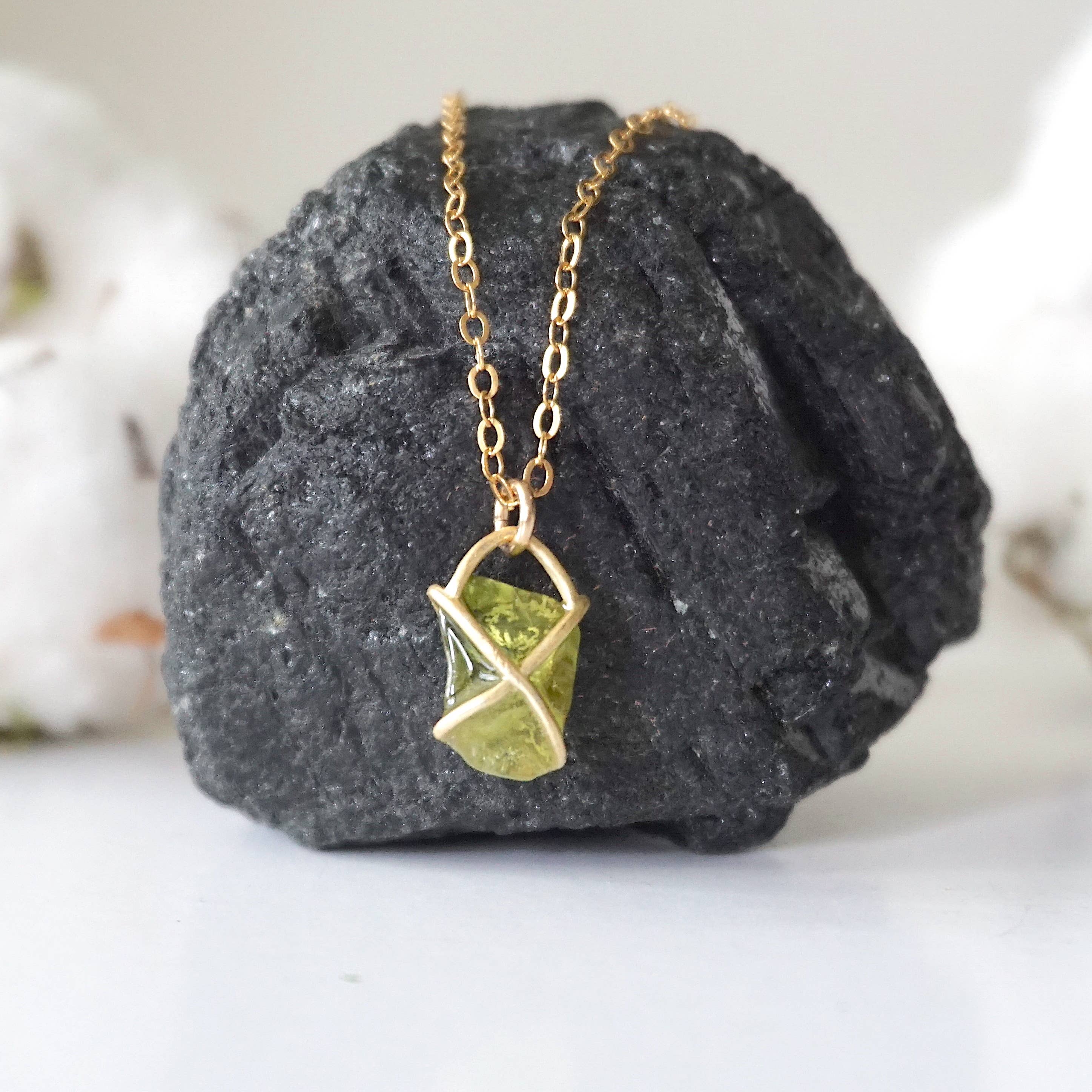 Raw Stone Elegance – wholesale Hänge-/berlockhalsband – Rå grön Peridot Crystal Charm Halsband, August Birthstone7