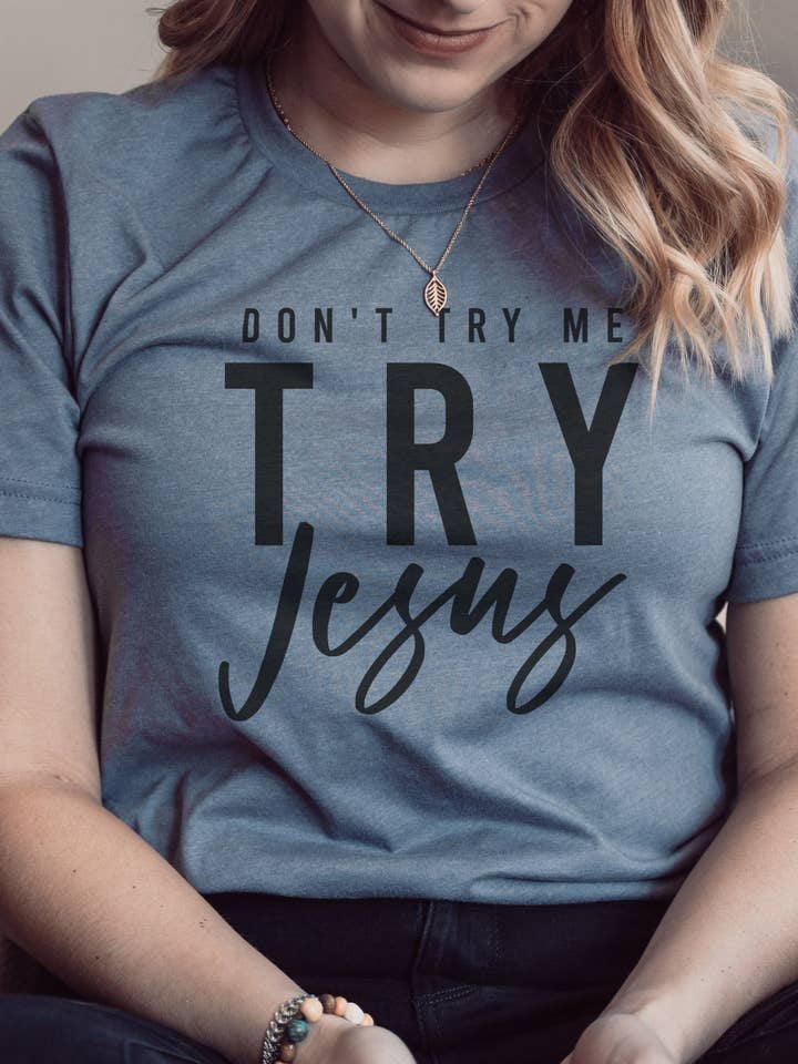Probeer me niet, probeer JEZUS | T-shirt met de Schrift | Ruby's Rubbish® voor wholesale door Ruby’s Rubbish