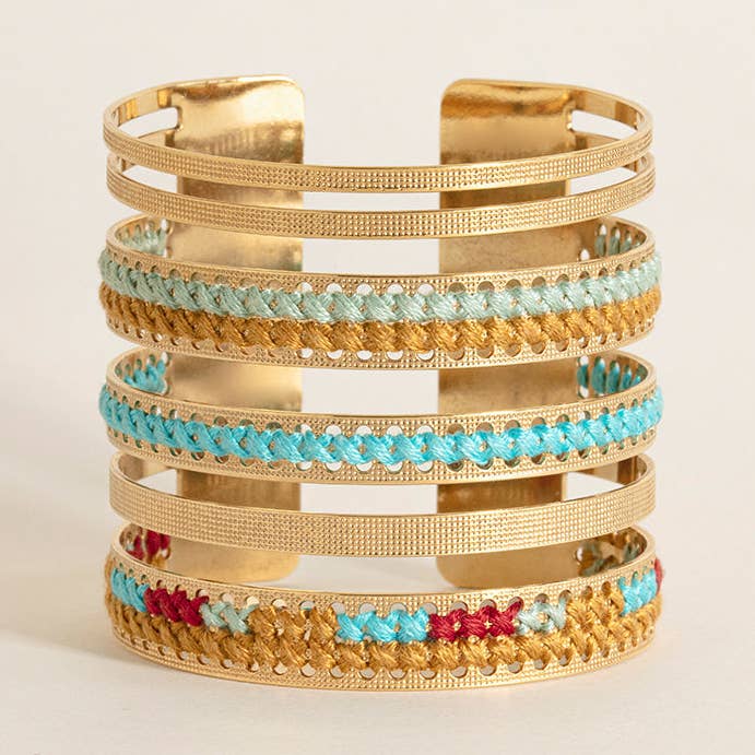 MAGNA goldfarbener mehrreihiger Armreif mit bunter Baumwollstickerei für den Großhandel von CAMILLE ENRICO