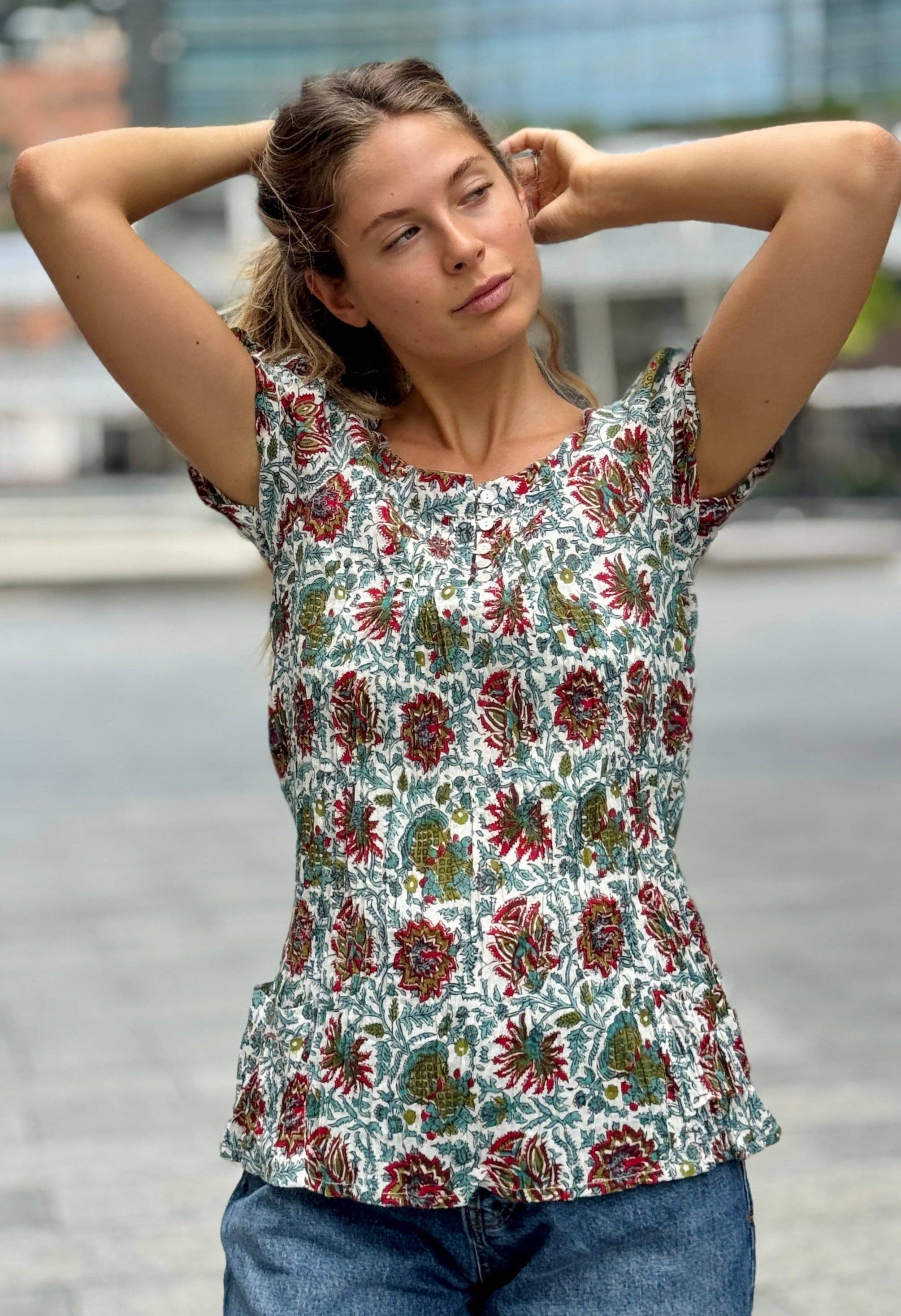 MALINI FASHION DESIGN PRIVATE LIMITED - Wholesale Blouse - Women's - Camicia in Cotone Indiano Block Print – Bianca con Fiori Rosso Rubino e Foglie Smeraldo, Maniche Corte2