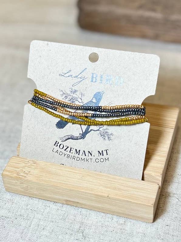 Bracelet/Collier enroulé bohème à rayures jaune brûlé et gris acier avec perles pour la vente par Lady Bird Market