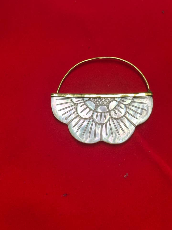 Parelmoer Plumeria Halve Cirkel Oorringen voor wholesale door The Curator