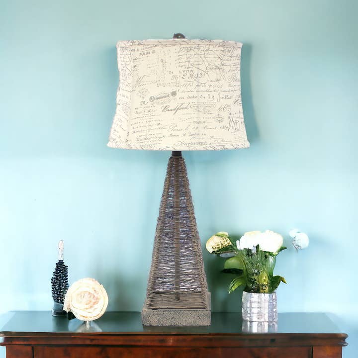 Mesita de noche geométrica de metal gris de 29" con pantalla de tambor de texto blanco para venta al por mayor de HomeRoots