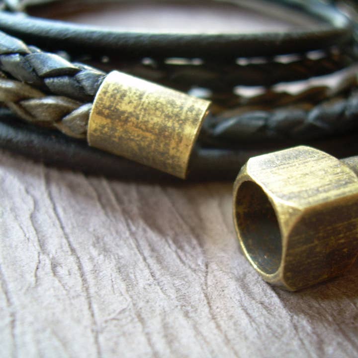 Urban Survival Gear USA – wholesale Smycken - Herr – Herrarmband läder, Triple Wrap läderarmband med en antik mässingsmagnetisk lås, Armband för kvinnor, Smycken för män, Herrgåva