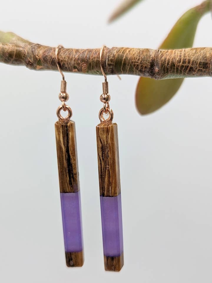 Boucles d'oreilles en bois et résine mauve améthyste pour la vente par Wood & Resin Handmade