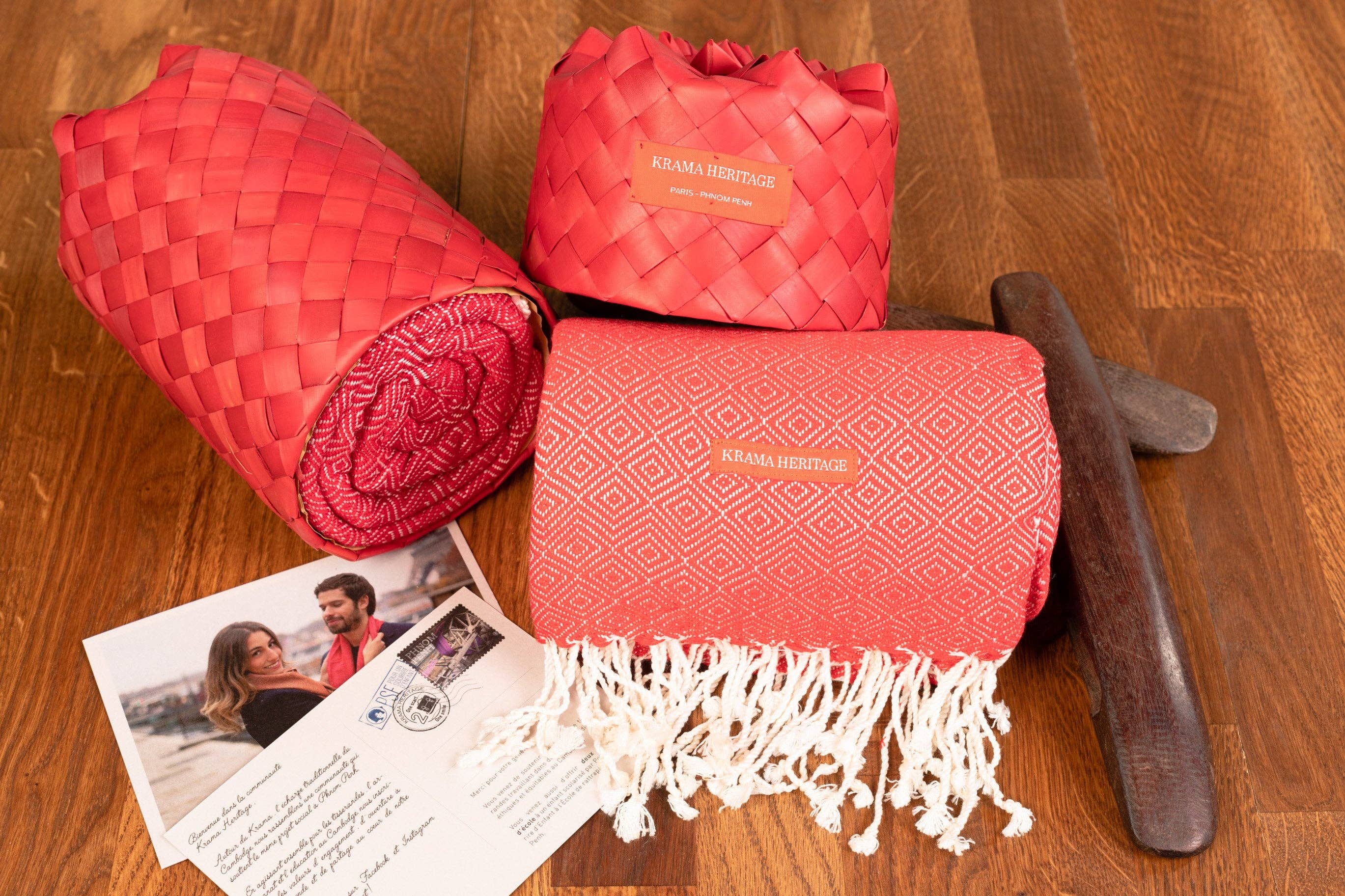 Krama Heritage - Vendita all'ingrosso Sciarpa - Donna - Il Grande Krama Caldo Spesso Rosso Papavero nella sua custodia in foglia di palma - Donna3