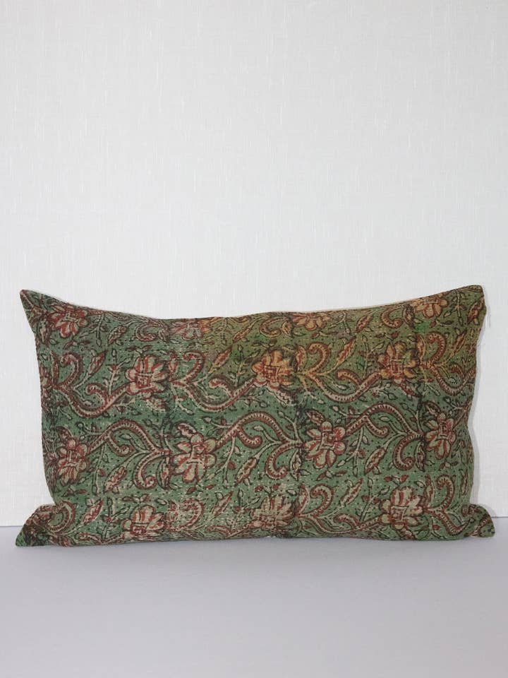 Housse de coussin Kantha Block Print - Sage 14 x 24 pour la vente par Rameti studios