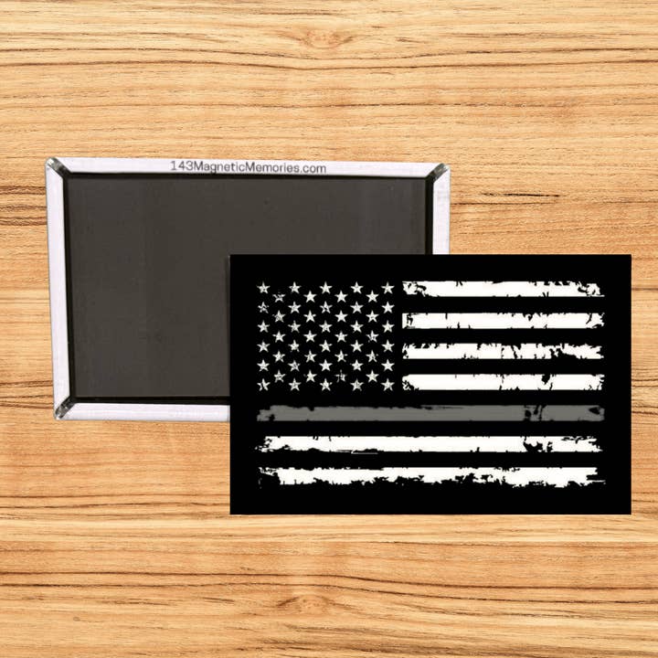 Aimant Drapeau Ligne Grise Fine pour la vente par 143 Magnetic Memories