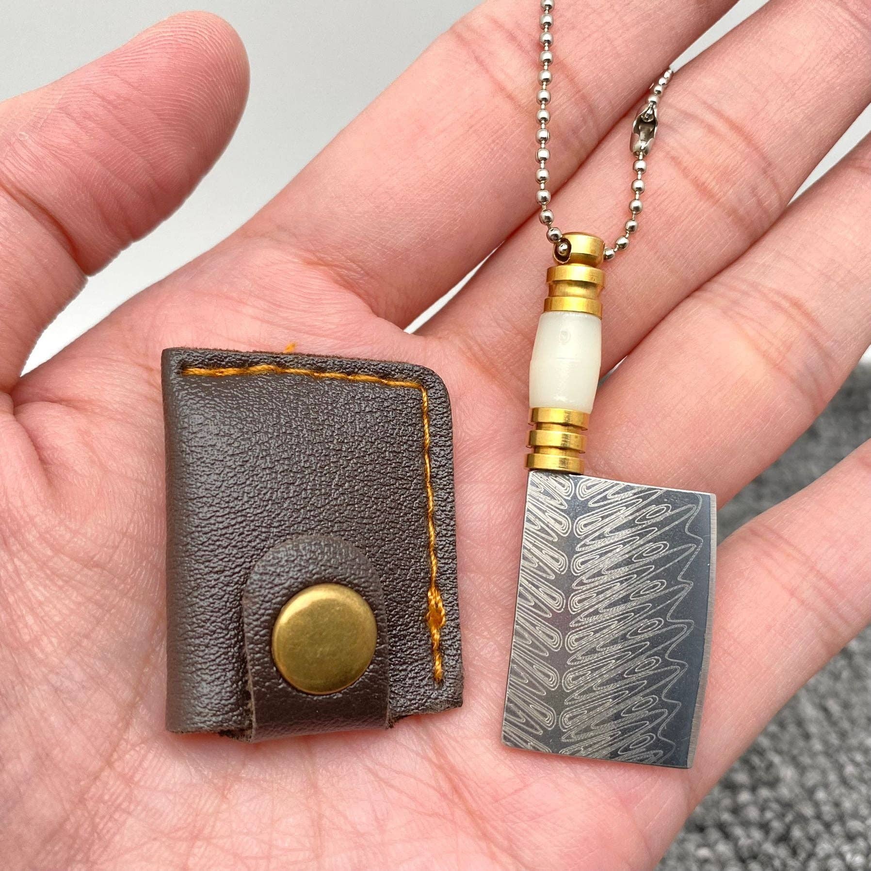 Mio Queena - Vendita all'ingrosso Coltellino tascabile/portacoltellino - Mini Coltello Tascabile Portatile con Motivo Damascus Stampato al Laser e Custodia0