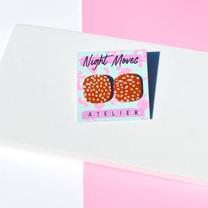 Aretes redondeados de arcilla polimérica en lunares para venta al por mayor de Night Moves Atelier