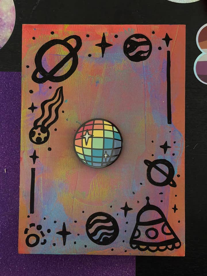 Pin's émaillé Disco Arc-en-ciel pour la vente par Galaxy Brain Design