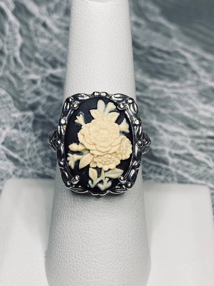 Cameo Ring | Elfenbensbuket, Vintage victoriansk stil Smykker, Bladaccent D120 for engroshandel hos Silver Embrace Jewelry