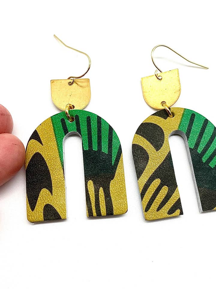 Boucles d'oreilles pendantes bohèmes en cuir Safari Arch avec accents en laiton pour la vente par Rebecca Malcom LeatherWorks