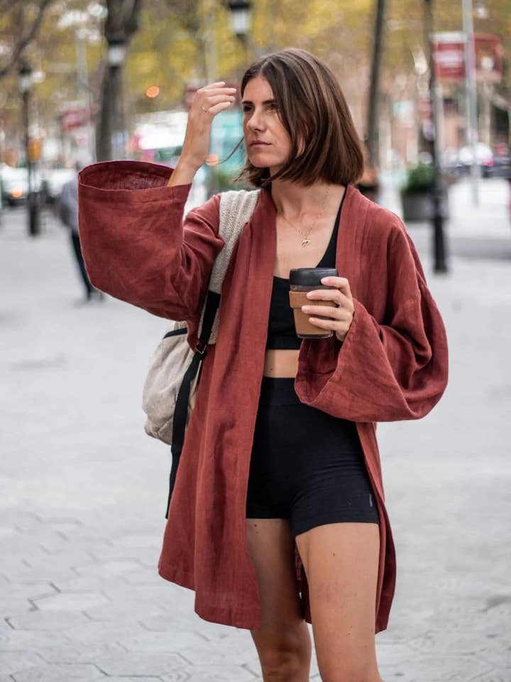 KORTE KIMONO VAN TERRACOTTA LINNEN voor wholesale door Studio Laloba LLC