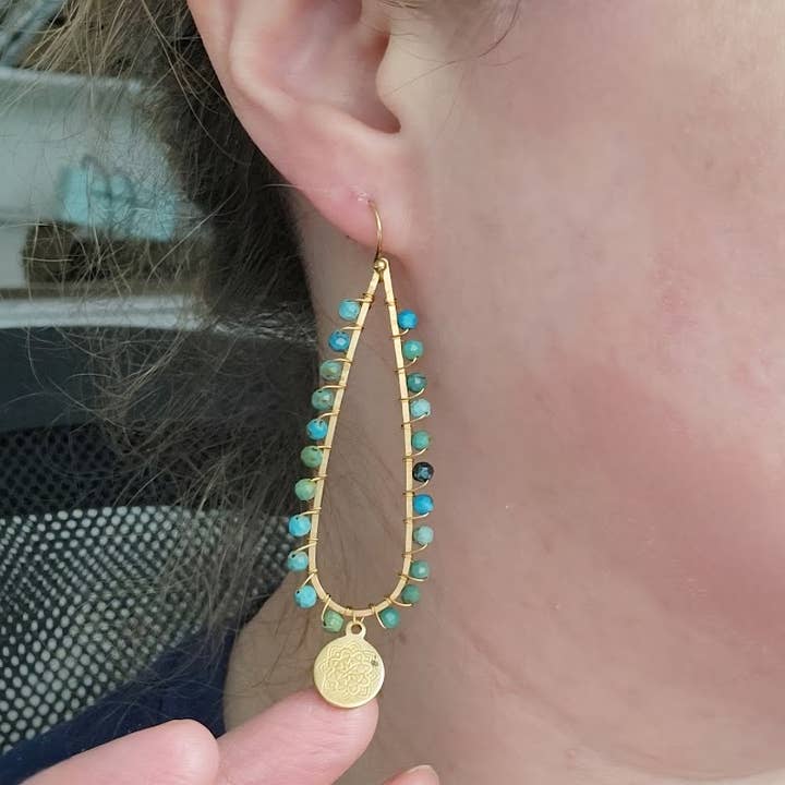 Sara Sela Jewelry - Vente Boucles d'oreilles pendantes - Boucles d'oreilles pendantes en forme de lotus et en forme de larme en forme de lotus en pierres précieuses et en laiton3