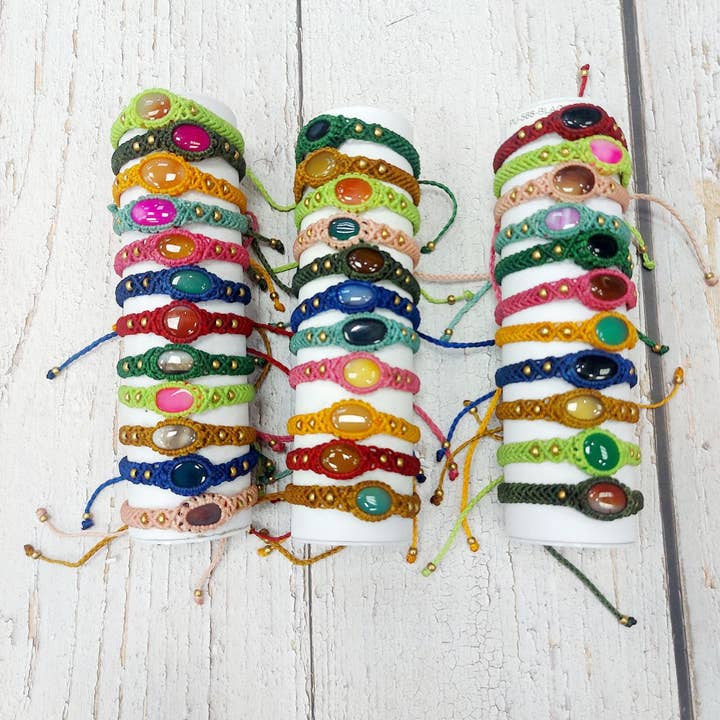 Makramee-Armband mit buntem Stein für den Großhandel von Hecho a mano