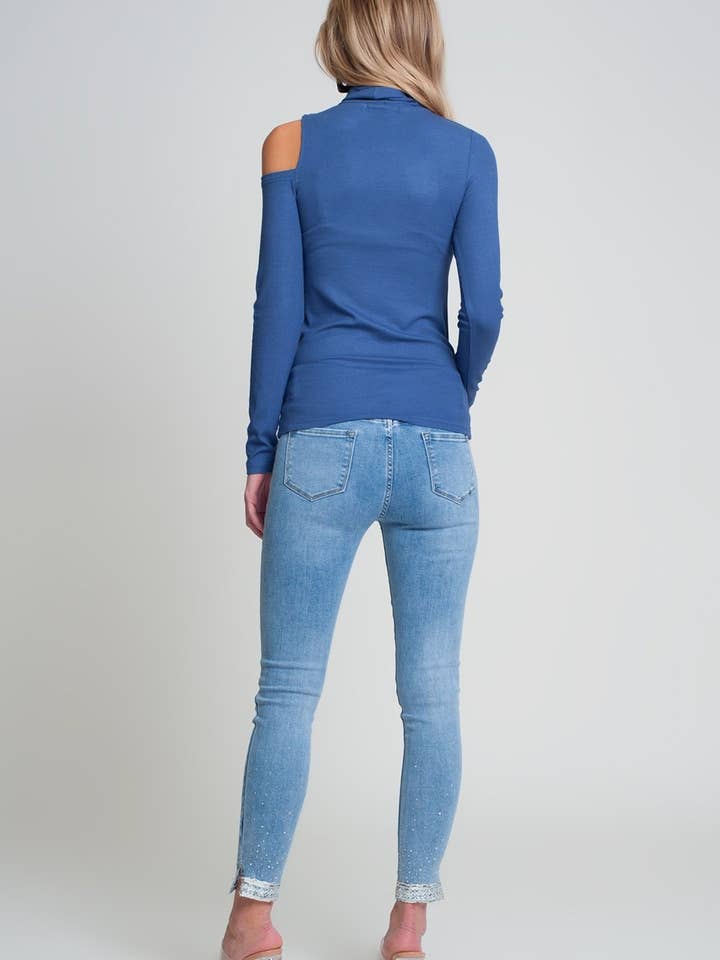 bleu Pull bleu avec une épaule ouverte et col montant en vente sur Faire3