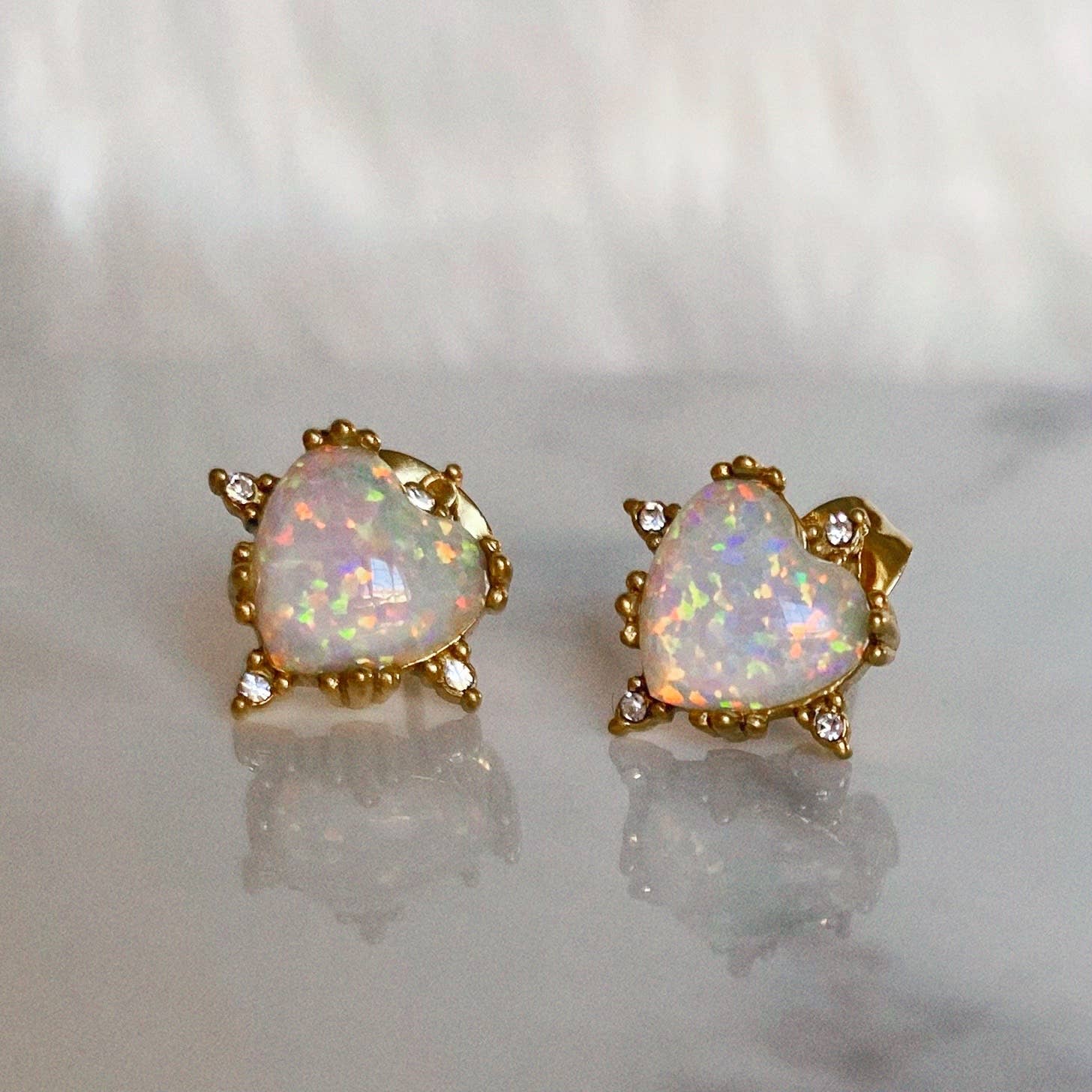 Kismet Showroom - Vendita all'ingrosso Orecchini a bottone - Orecchini a bottone a forma di cuore in opale Cosette1