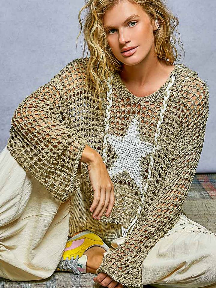 Haut fin en acrylique à col en V avec patch étoile et perles sur capuche pour la vente par Pol Clothing