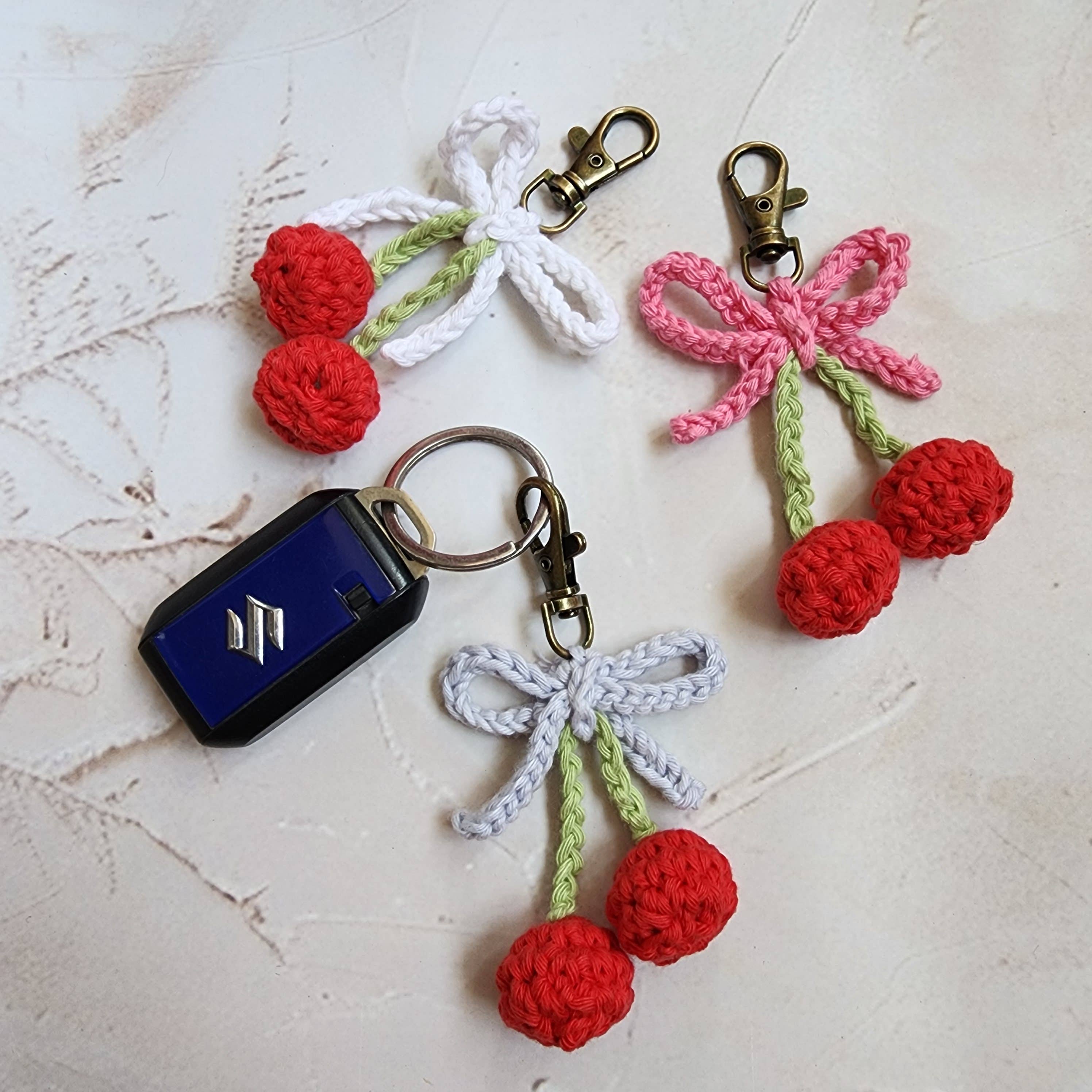 Handmade By Uruba – Großhandel Schlüsselanhänger-Armbänder – Handgefertigter Häkel-Kirschenschlüsselanhänger | Fruchtinspirierter Anhänger5