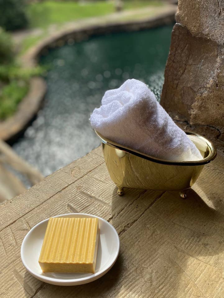 Bar H.O.T pour la vente par The Dermis Delicacies