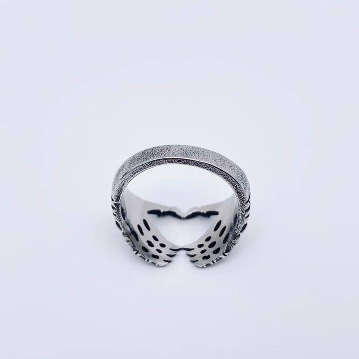 Mio Queena - Wholesale Signet Ring - Stainless Steel Heart-shaped Skull Hand Bone Ring - MJ/MR3