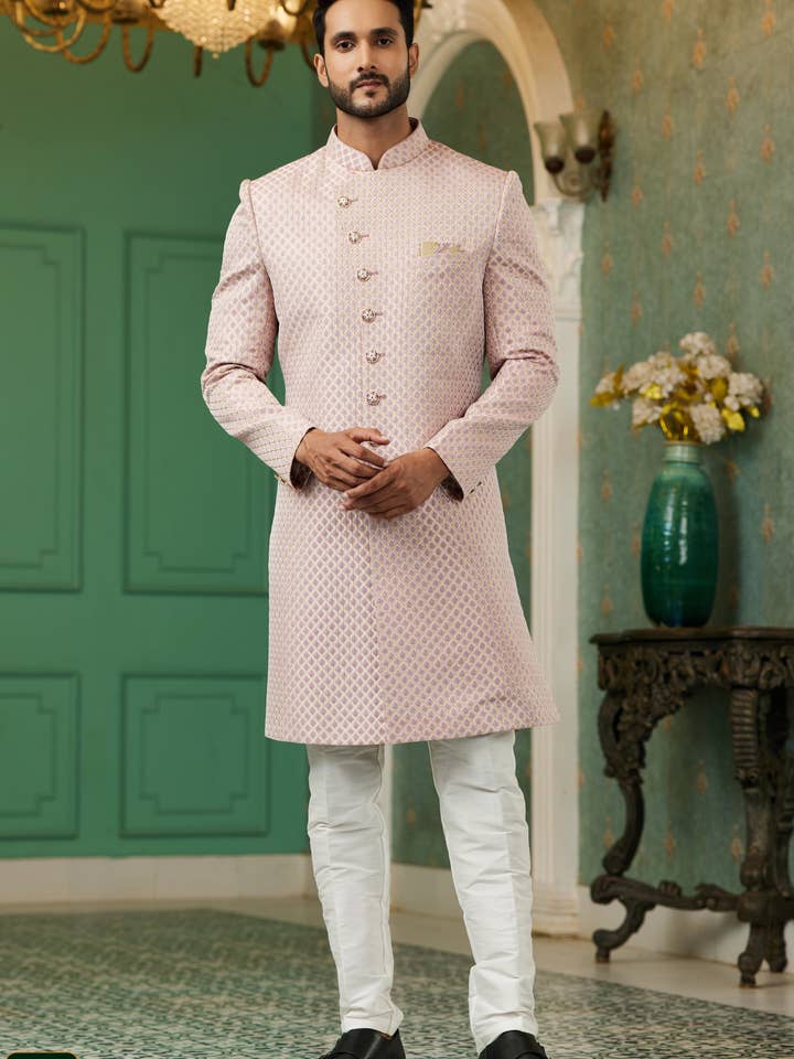 Costume de mariage en soie jacquard rose Indowestern longue kurta et pantalon pour homme - Travail jacquard pour la vente par HATKE BRIDE