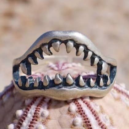 ANELLO CON MANDIBOLA A FORMA DI SQUALO (REGOLABILE) per la vendita all'ingrosso da parte di Ashlen