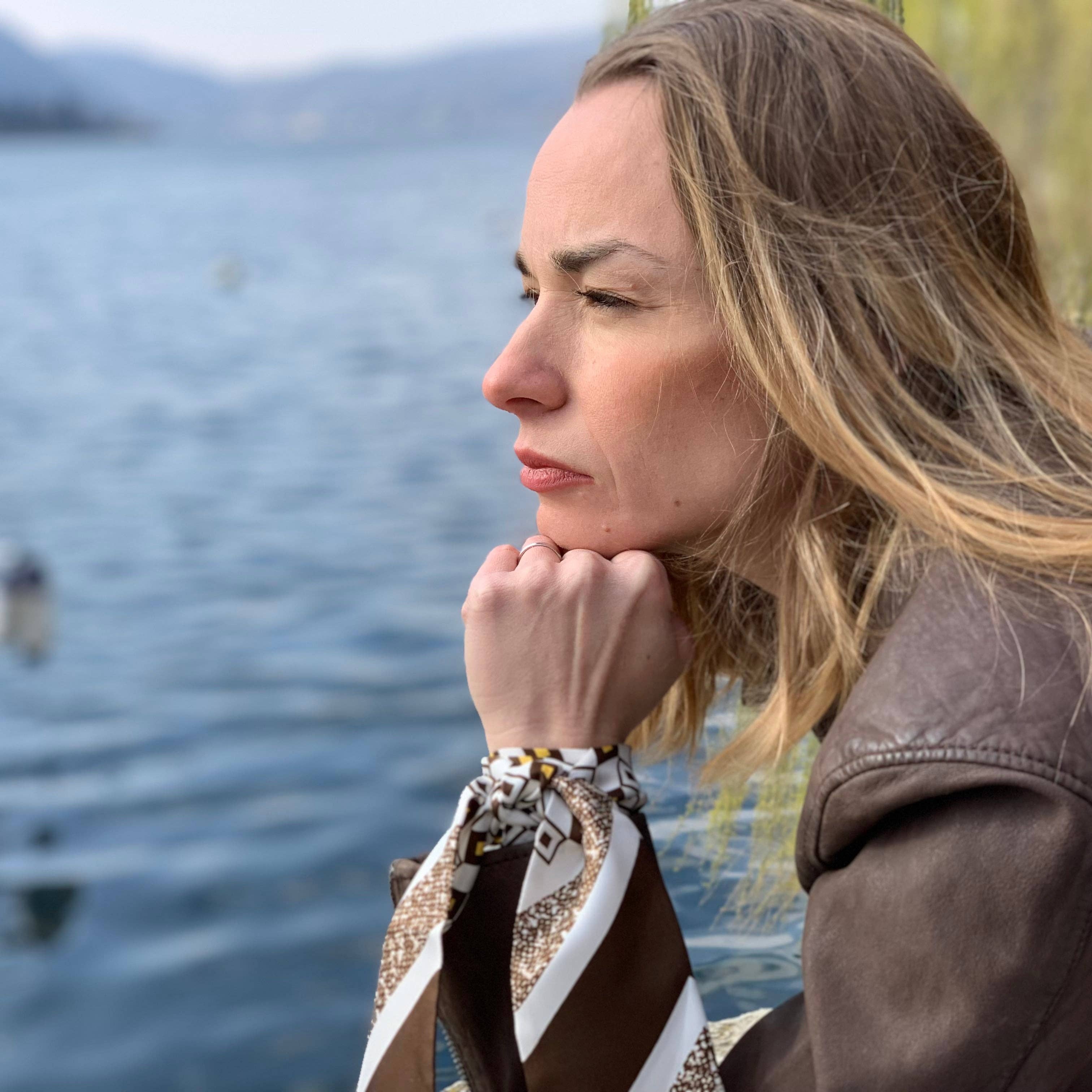 C.C.&Co.Srl - Vendita all'ingrosso Sciarpa - Donna - Bandeau in Pura Seta disegno Geo  colore marrone. Cod 5682