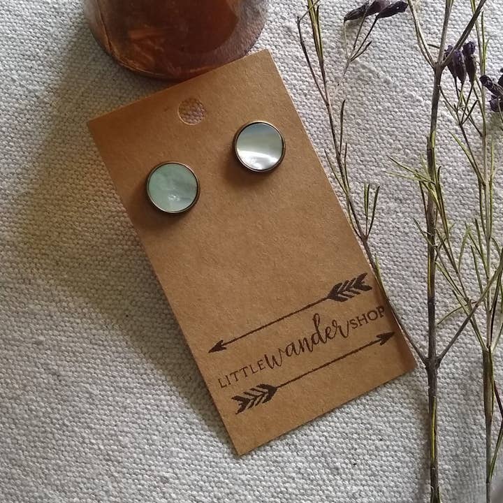 Orecchini a perno in madreperla per la vendita all'ingrosso da parte di Little Wander Shop