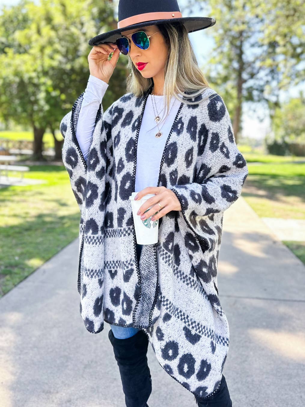 Grigio Cardigan Ruana lavorato a maglia con stampa leopardata grigio con dettaglio cucito in vendita all'ingrosso su Faire6