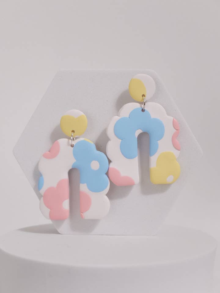 Pendientes arqueados festoneados en colores pastel para venta al por mayor de Muni Muni