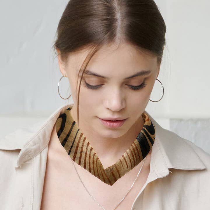 Collier en mousseline de soie à motif zèbre pour la vente par Sensibling Corp.