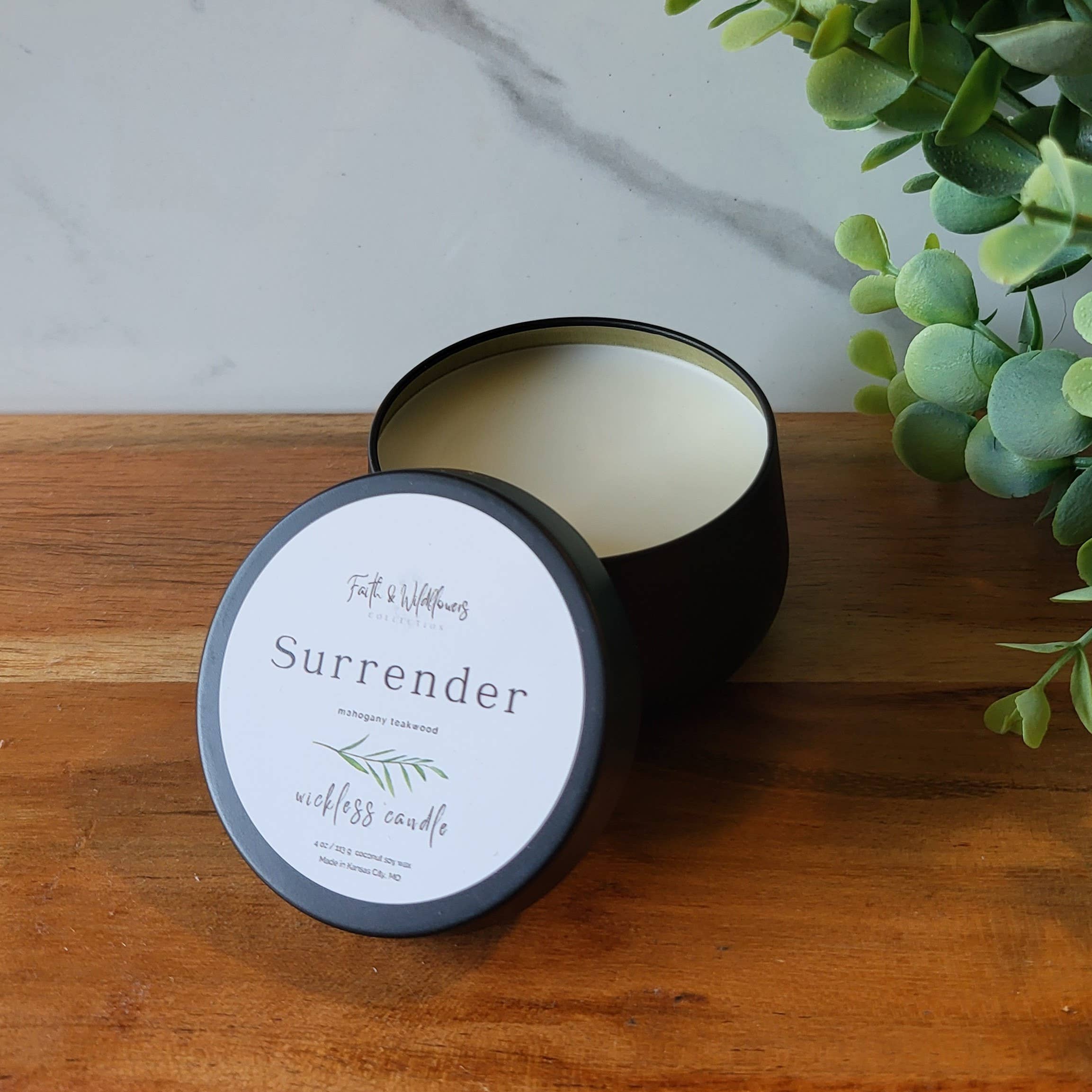 Faith & Wildflowers - Vendita all'ingrosso Candele da viaggio - Surrender, candela Wickless da 4 oz, in legno di mogano e teak0