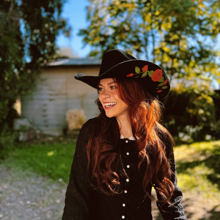 Wild as Heck – Fedora - Mulher por atacado – Chapéu Western Marlowe com flor de rosa – estilo cowboy para festival3